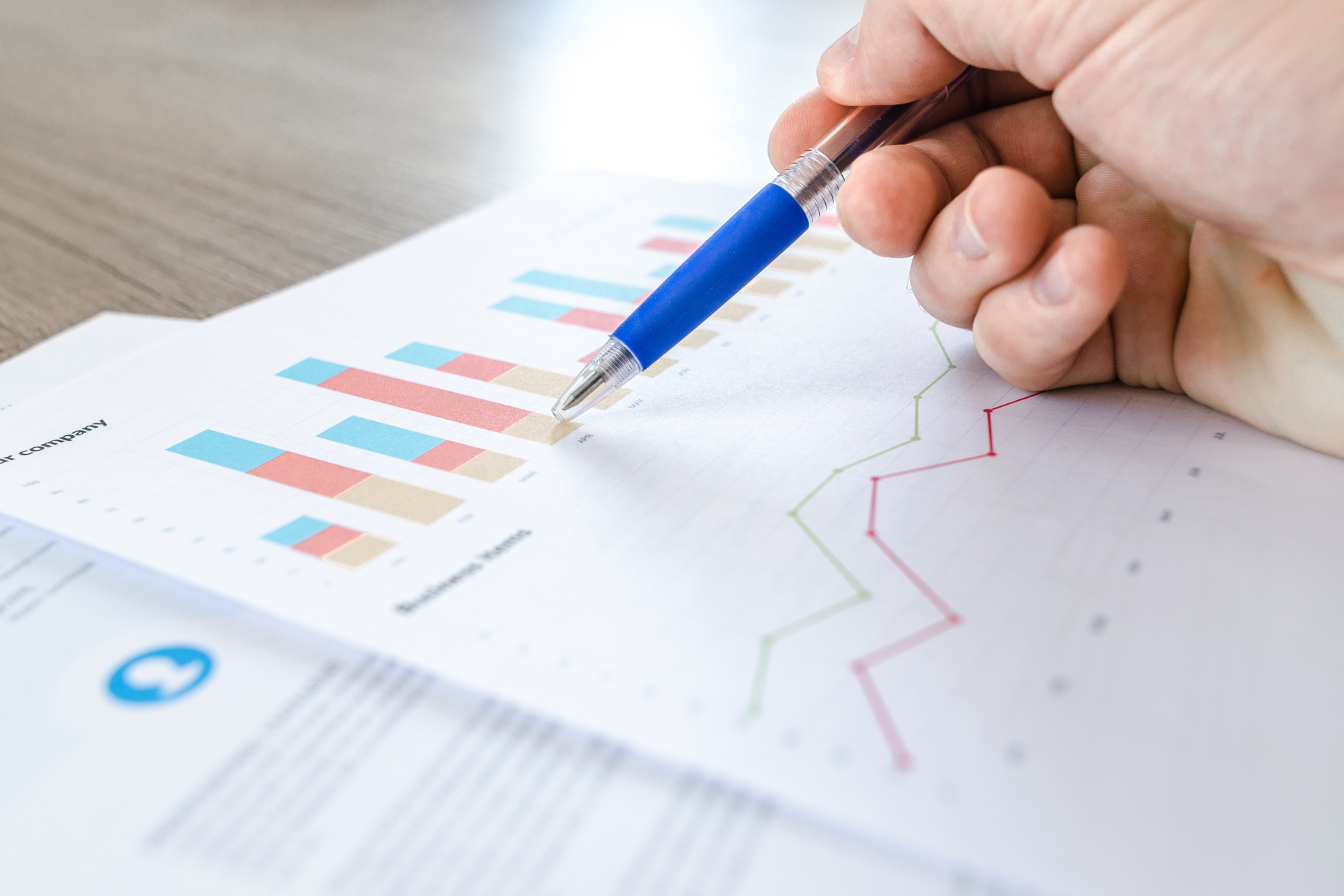 Gráficos de seguimiento y control de avance del proyecto revisados a mano